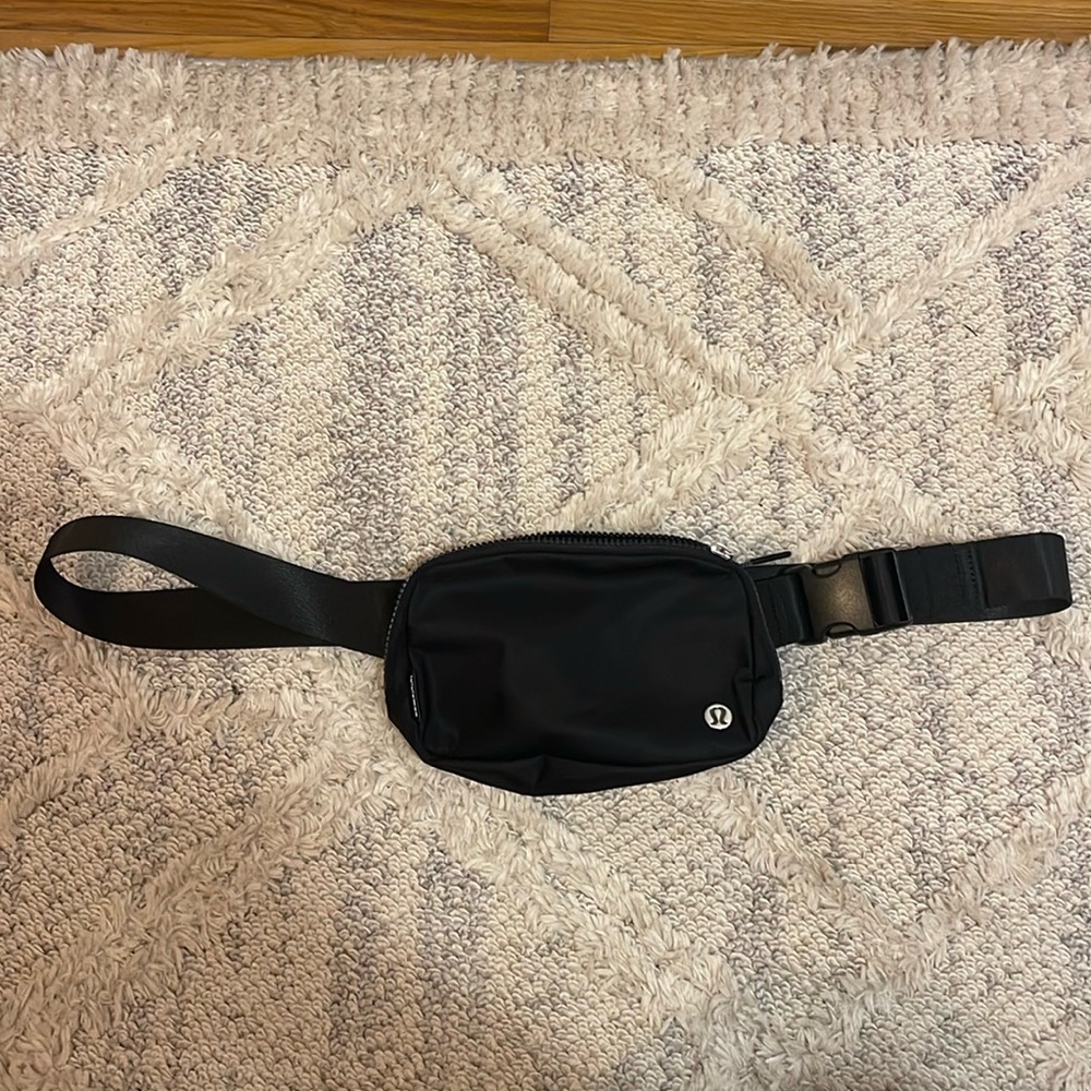 Lululemon everywhere belt bag